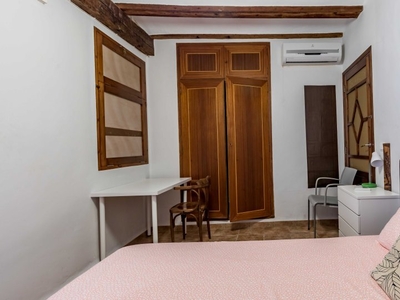 Se alquila habitación en apartamento de 4 dormitorios en Extramurs, Valencia