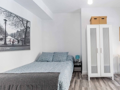 Se alquila habitación en apartamento de 5 dormitorios en Algiros, Valencia.