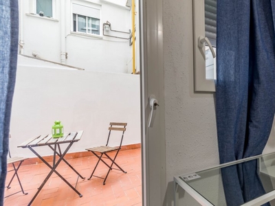 Se alquila habitación en apartamento de 5 dormitorios en Algiros, Valencia.