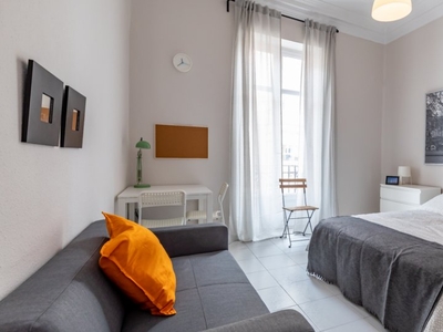 Se alquila habitación en apartamento de 6 dormitorios en L'Eixample.