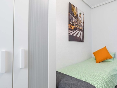 Se alquila habitación en apartamento de 6 dormitorios en L'Eixample.
