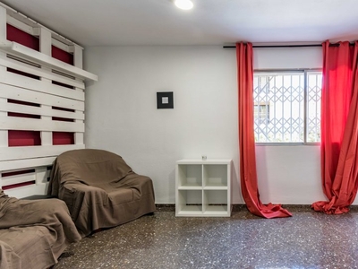 Se alquila habitación en piso de 4 dormitorios en Algirós, Valencia