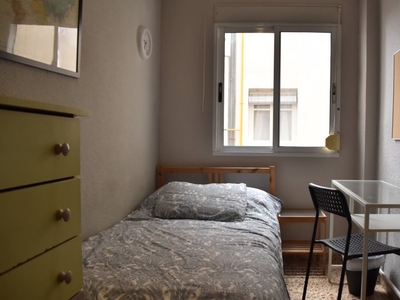 Se alquila habitación en piso de 5 dormitorios en L'Amistat, Valencia