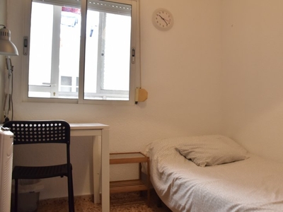 Se alquila habitación en piso de 5 dormitorios en L'Amistat, Valencia