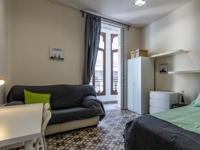 Se alquila habitación en piso de 7 habitaciones en Ciutat Vella.