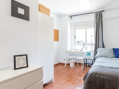 Se alquila habitación modesta en apartamento de 9 habitaciones en Mestalla