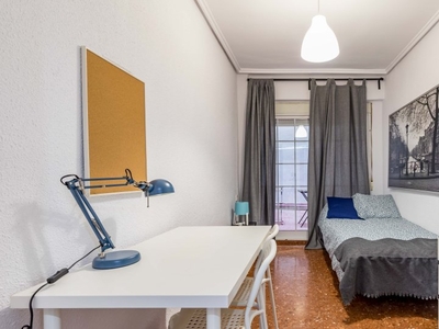 Se alquila habitación pequeña en un apartamento de 9 habitaciones en Mestalla