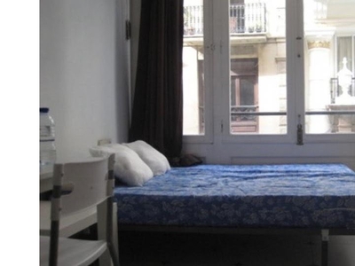 Se alquilan habitaciones en un apartamento de 6 dormitorios en Ciutat Vella