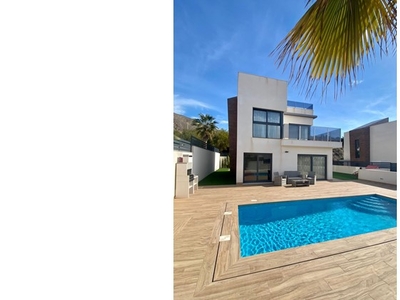 Villa moderna con piscina en Finestrat