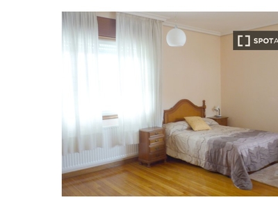Alquiler de habitaciones en piso de 5 dormitorios en Vigo