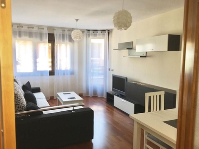 Alquiler de piso en calle Triste Condesa de 2 habitaciones con muebles y balcón