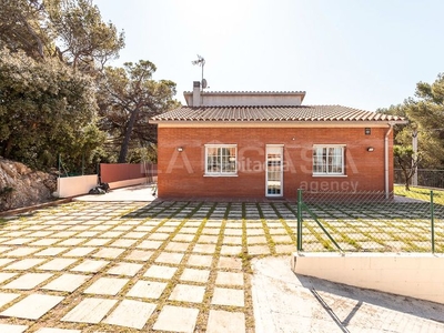 Casa con 4 habitaciones con parking, calefacción y aire acondicionado en Vilanova del Vallès