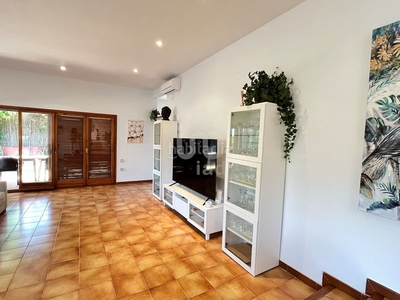 Casa con 4 habitaciones con parking, piscina, calefacción, aire acondicionado y jardín en Vilanova i la Geltrú