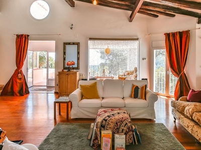 Chalet increíble vivienda con terreno de 2,400 m2 y vistas al mar. en Olivella
