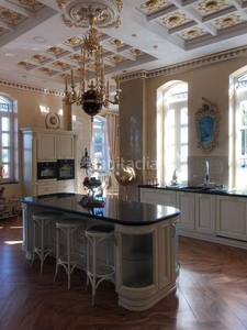 Chalet mansión de estilo clásico con elementos del barroco francés en Madrid