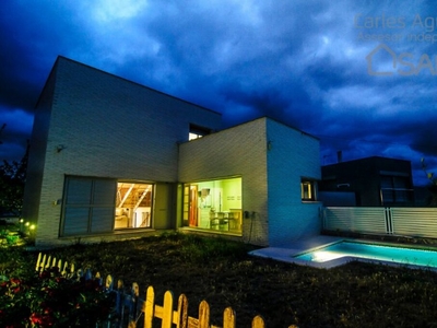 Espectacular casa de diseño a 4 vientos. Con jardín y piscina totalmente equipada