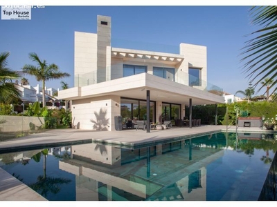 IMPRESIONANTE VILLA MODERNA EN PARCELAS DEL GOLF - MARBELLA