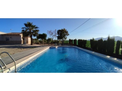 Preciosa casa con parcela y piscina en Casas Nuevas