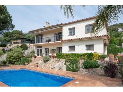 Preciosa villa bien cuidada con piscina y vistas despejadas en Mas Ambros. Apartamento independiente