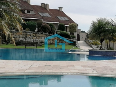 Venta de casa con piscina en San Vicente do Grove
