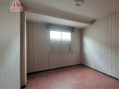 Venta de piso en Centro - Ourense de 3 habitaciones con balcón