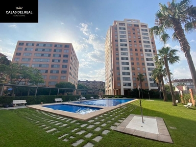 Venta de piso en Mestalla de 4 habitaciones con piscina y garaje
