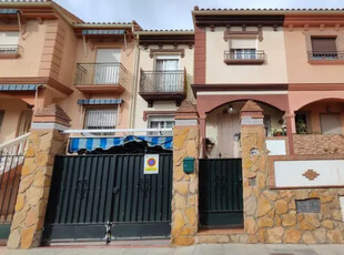 Casa adosada en venta en Las Gabias Grande, A 5 Minutos del C, Comercial Nevada en Las Flores-La Huerta por 165,000 €