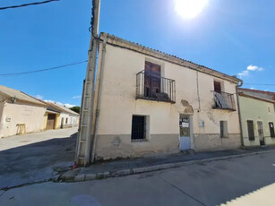 Casa adosada en venta en Travesía de la Iglesia en Blascosancho por 15,000 €
