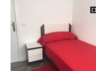 Cómoda habitación en apartamento de 4 dormitorios en Getafe, Madrid
