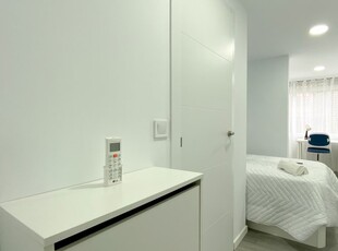Se alquila habitación en apartamento de 4 dormitorios cerca de la playa en Algirós