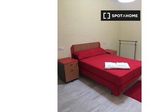 Se alquila habitación en apartamento de 5 dormitorios en Atocha, Madrid