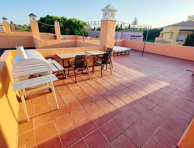 Alquiler de ático en Paraíso - Atalaya- Benamara de 4 habitaciones con terraza y piscina