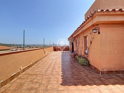 Ático en venta con vistas al mar y terraza de 140 m2 en Santa Susanna