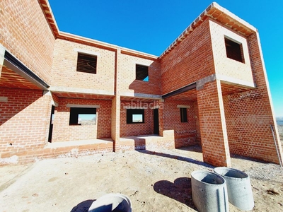 Casa adosada gran calidad de construcción. nueva zona de expansión del municipio. en Yuncos