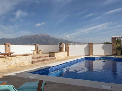 Casa con 3 habitaciones amueblada con parking, piscina, aire acondicionado y vistas a la montaña en Viñuela