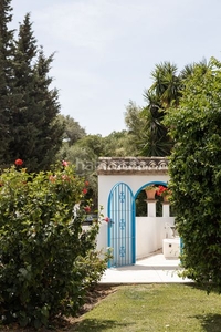 Casa propiedad en exclusiva con strand properties. encantadora villa de estilo andaluz muy cerca de puerto banús. en Benahavís