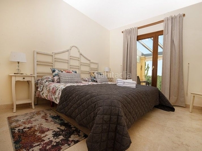 Dúplex con 2 habitaciones amueblado con ascensor, parking y aire acondicionado en Marbella