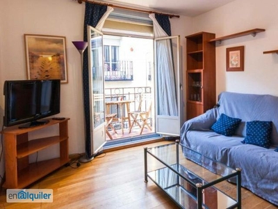 Soleado apartamento de tres habitaciones con balcón en el corazón de la bulliciosa La Latina
