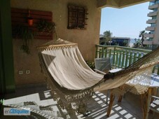 Apartamento frente a la playa con terraza vistas al mar y a piscina. Disponible julio y agosto. Garaje.
