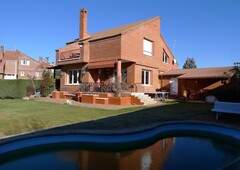 Venta de casa con piscina y terraza en Eras de Renueva (León)