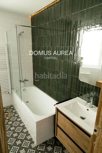 Alquiler ático en alquiler , con 74 m2, 2 habitaciones y 1 baño, ascensor, amueblado, aire acondicionado y calefacción central. en Madrid