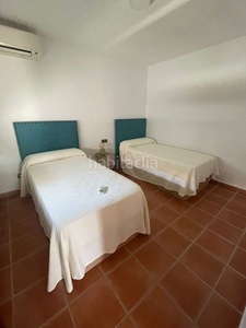 Alquiler casa adosada con 3 habitaciones amueblada con calefacción y aire acondicionado en Marbella
