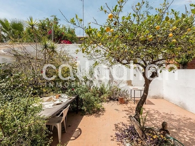 Alquiler casa de pueblo tradicional con amplio patio trasero en Valencia