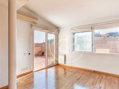 Alquiler piso ático dúplex sin amueblar y de 4 habitaciones con terraza en balmes en Barcelona