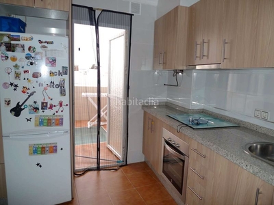 Apartamento amplio piso con salón comedor y salida a en Nerja