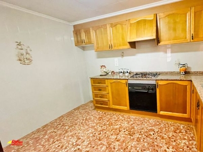 Apartamento en calle teatro 3 piso a la venta en el centro .
este piso consta de 3 dormitorios dobles, gran salón comedor con balcón, cocina y baño.
en el entorno dispone de todos los servicios, supermercados, farmacias, parque infantil y colegios.
ribes inmobiliaria. en Cullera