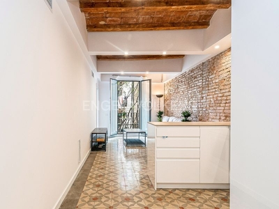 Apartamento fantástico piso en finca regia en poble sec en Barcelona