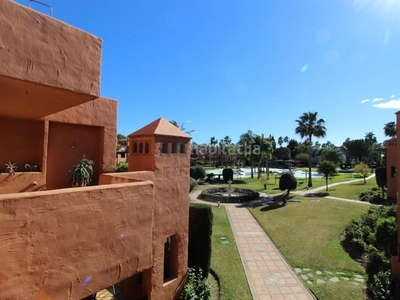Apartamento súper amplio y soleado piso en primera planta, en Guadalmina Baja con orientación sur este; en Marbella
