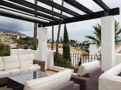 Ático con 2 habitaciones amueblado con calefacción, aire acondicionado, vistas al mar y vistas a la montaña en Marbella