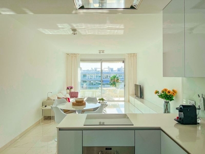 Ático con 3 habitaciones amueblado con ascensor, piscina, aire acondicionado y vistas al mar en Estepona